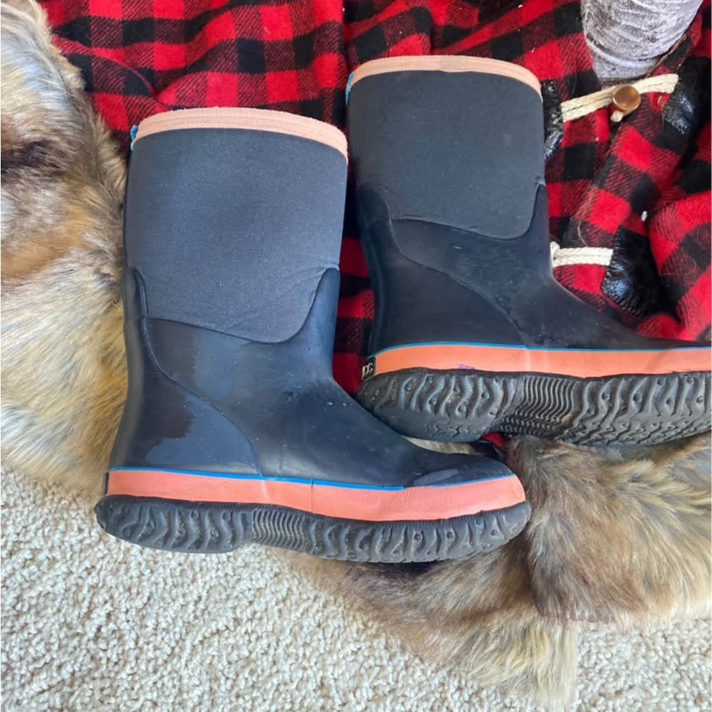 Insulated mcikcc kids boots size 13